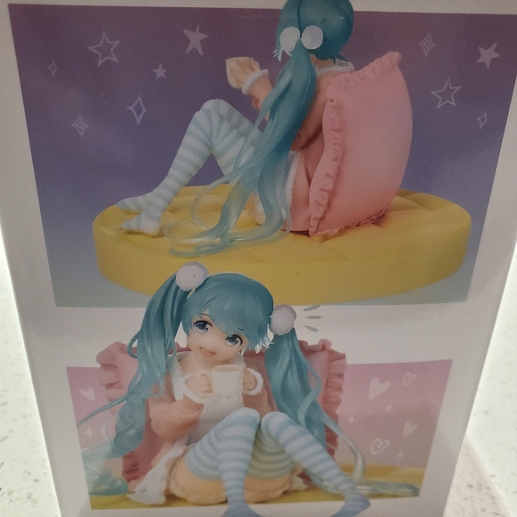 Sealed unopened Hatsune Miku figurine - Picture 2 of 4